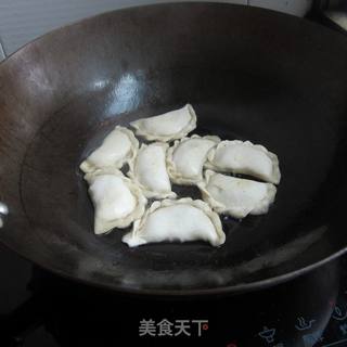 莴笋瘦肉煎饺的做法步骤：15