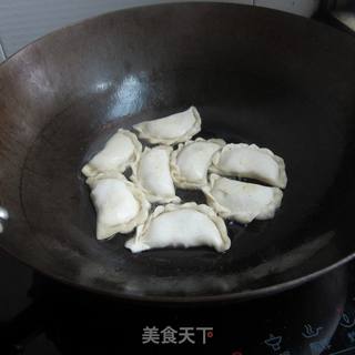 莴笋瘦肉煎饺的做法步骤:15