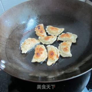 莴笋瘦肉煎饺的做法步骤:17