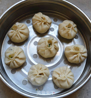 青菜鸭蛋包子的做法步骤:12
