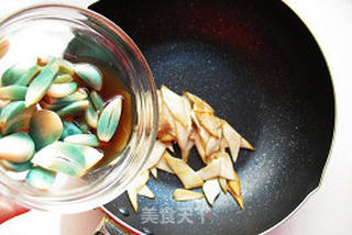 低油更健康:杏鲍菇炒腊八蒜的做法步骤:3