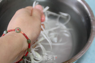 软糯抗衰的经典大菜:【红烧牛筋】(附卷卷葱丝的做法)的做法步骤:23