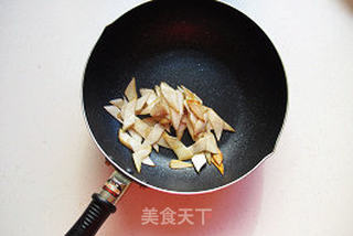 低油更健康:杏鲍菇炒腊八蒜的做法步骤:2