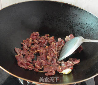 牛肉炒灯笼椒的做法步骤：5