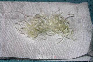 软糯抗衰的经典大菜:【红烧牛筋】(附卷卷葱丝的做法)的做法步骤:24