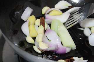 软糯抗衰的经典大菜:【红烧牛筋】(附卷卷葱丝的做法)的做法步骤:10
