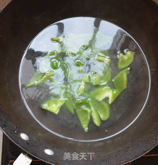 牛肉炒灯笼椒的做法步骤:3