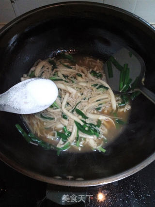 韭菜炒双菇的做法步骤：9