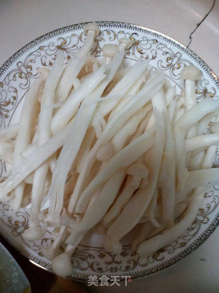 韭菜炒双菇的做法步骤：3