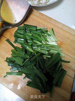 韭菜炒双菇的做法步骤：1