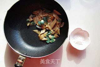 低油更健康:杏鲍菇炒腊八蒜的做法步骤:4