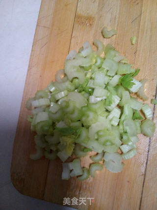 芹菜玉米炒饭的做法步骤:2