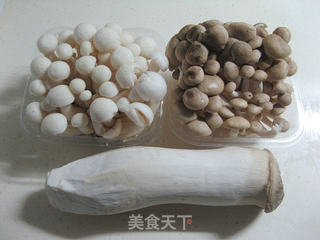 鸡翅菌菇汤手擀面的做法步骤:2