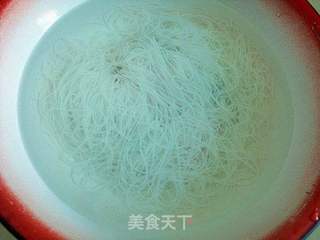 茄汁酸辣粉丝的做法步骤:2