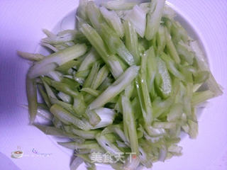 芹菜熏干炒肉的做法步骤:2