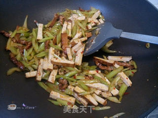芹菜熏干炒肉的做法步骤:11