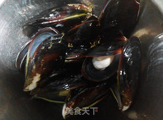 白酒煮青口的做法步骤:2