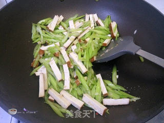 芹菜熏干炒肉的做法步骤:10