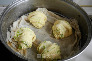 玉米面葱香花卷的做法步骤:12