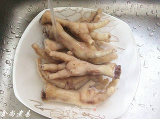 砂锅滋味鸡脚的做法步骤:2