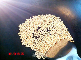黄豆猪尾煲的做法步骤:2