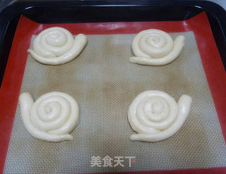 蜗牛卡士达酱面包的做法步骤:6