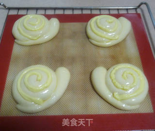 蜗牛卡士达酱面包的做法步骤:7