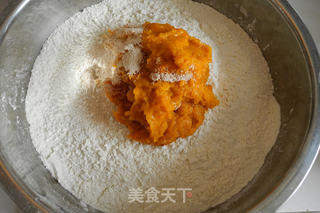 南瓜花卷的做法步骤:2