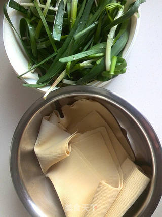 韭菜炒豆皮的做法步骤:2