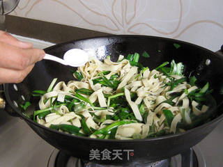 韭菜炒豆皮的做法步骤:10