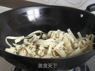 韭菜炒豆皮的做法步骤:7