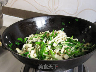 韭菜炒豆皮的做法步骤:9