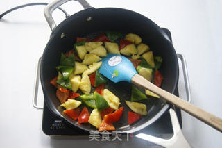 【菠萝咕噜肉】——男女老少追捧的经典粤菜的做法步骤:12