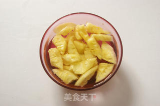 【菠萝咕噜肉】——男女老少追捧的经典粤菜的做法步骤:2
