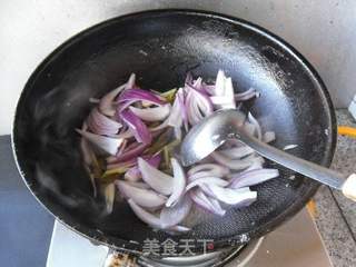 芹菜肉丝炒洋葱的做法步骤：4
