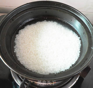 西兰花腊肠煲仔饭的做法步骤:2
