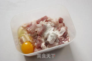 【菠萝咕噜肉】——男女老少追捧的经典粤菜的做法步骤:5