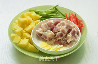 土豆五花肉的做法步骤:2