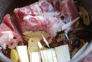 絲絲香濃黃金肉鬆的做法步骤:2