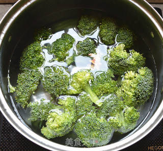 西兰花腊肠煲仔饭的做法步骤:7