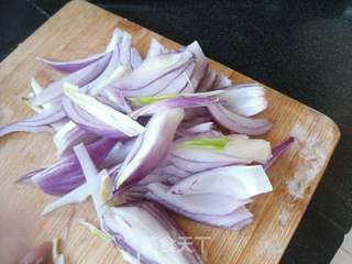 芹菜肉丝炒洋葱的做法步骤：1