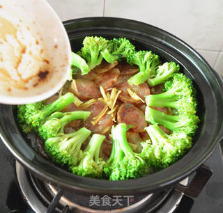 西兰花腊肠煲仔饭的做法步骤:9