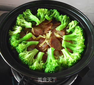 西兰花腊肠煲仔饭的做法步骤:8