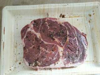 浪漫情人节的美食~煎牛排的做法步骤:2