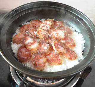 西兰花腊肠煲仔饭的做法步骤:5