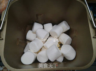 巧用面包机——黑芝麻花生牛轧糖的做法步骤:4