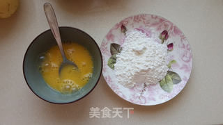 深受小朋友喜爱的脆炸鱿鱼圈的做法步骤:4