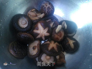 美容养颜红酒香菇炖鸡的做法步骤:2