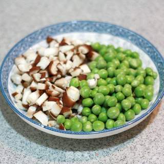 咸香软糯的美食-----糯米扣鸡的做法步骤:2