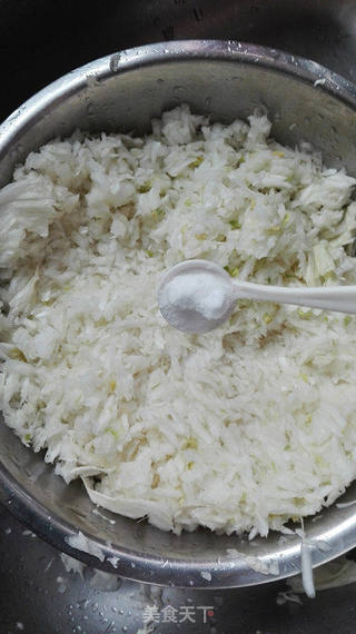 白菜猪肉水饺的做法步骤:4